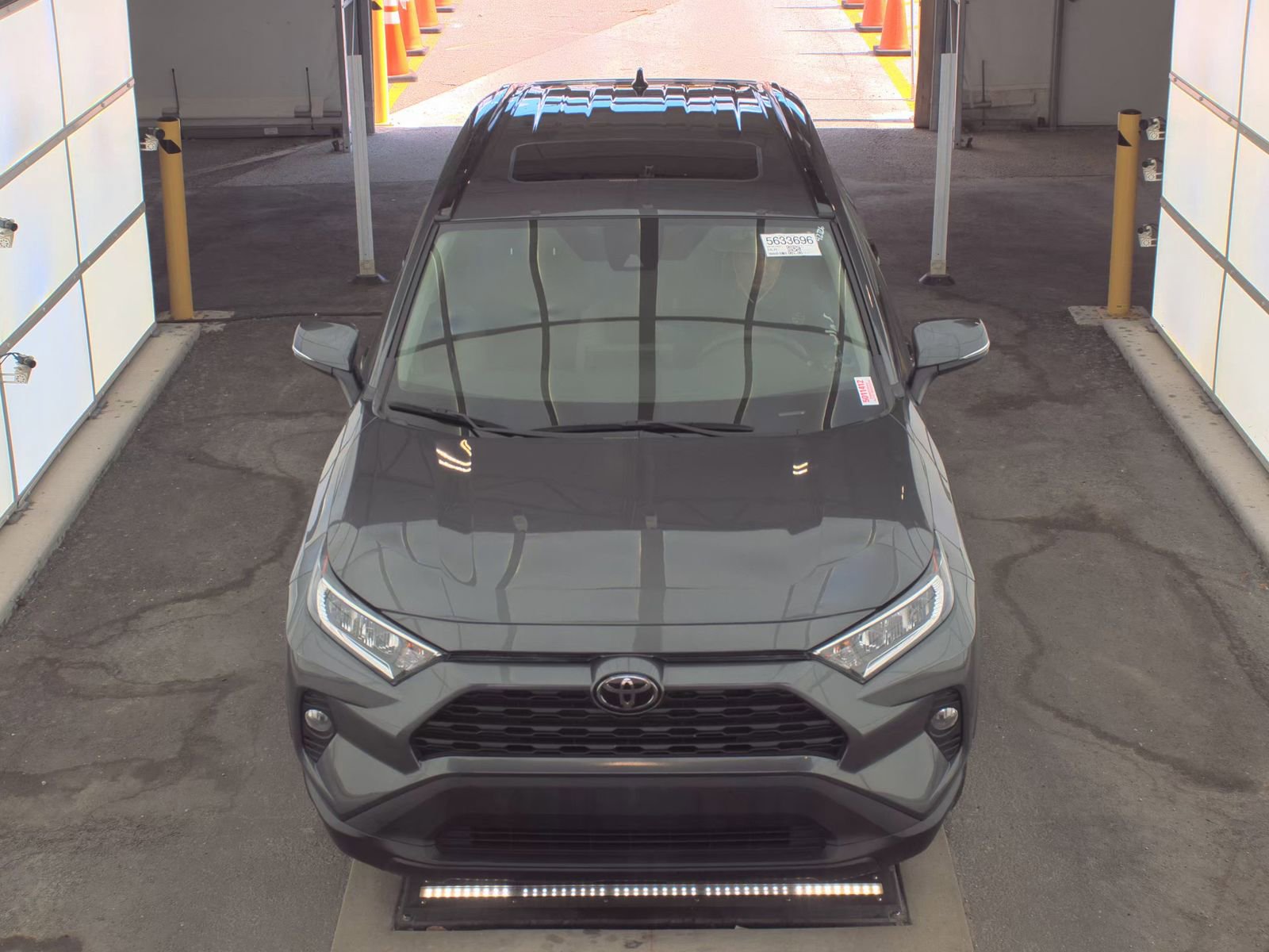 Used 2021 Toyota RAV4 XLE w/ Convenience Package FWD image 2