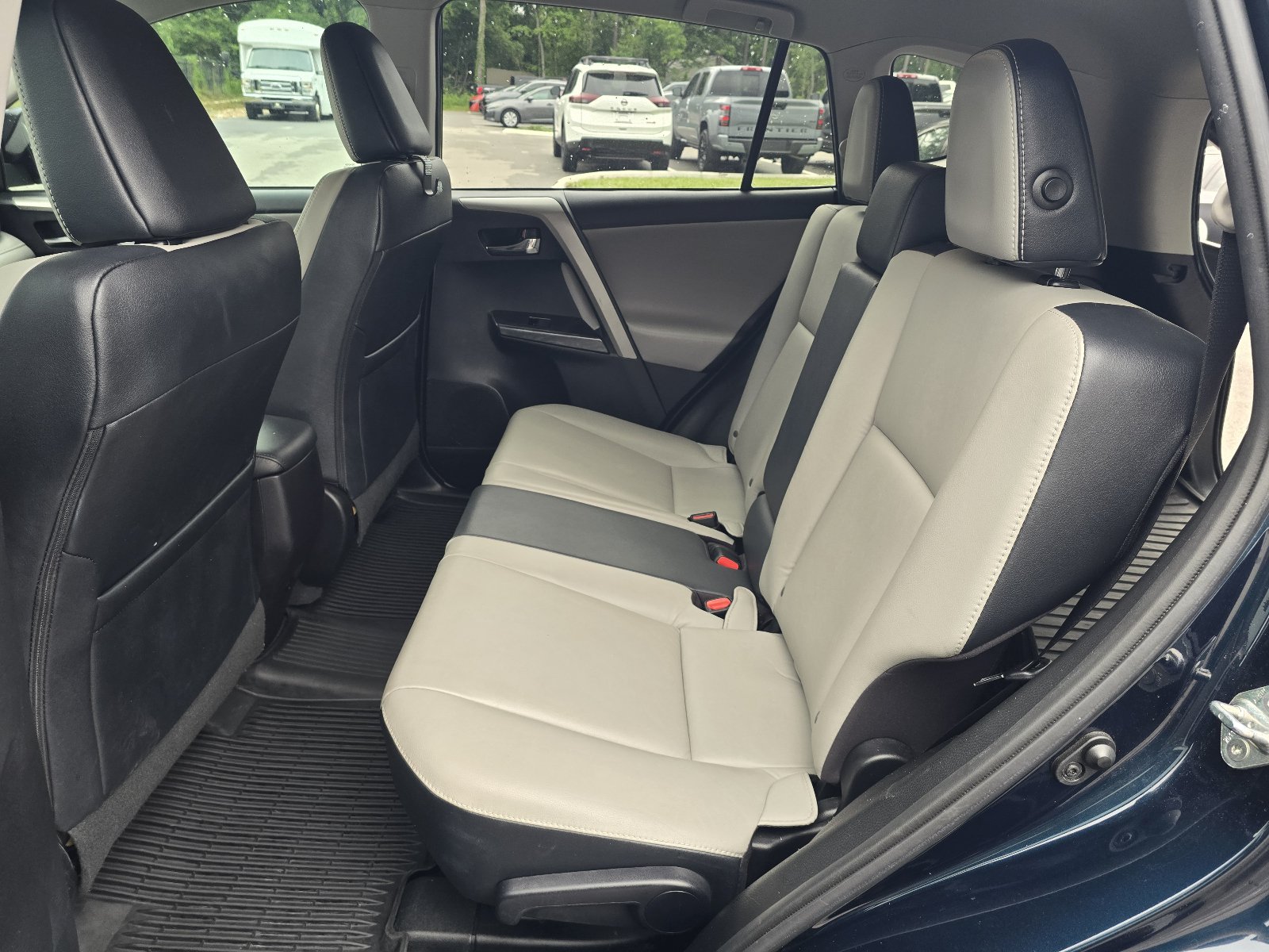 Used 2017 Toyota RAV4 Platinum FWD image 11