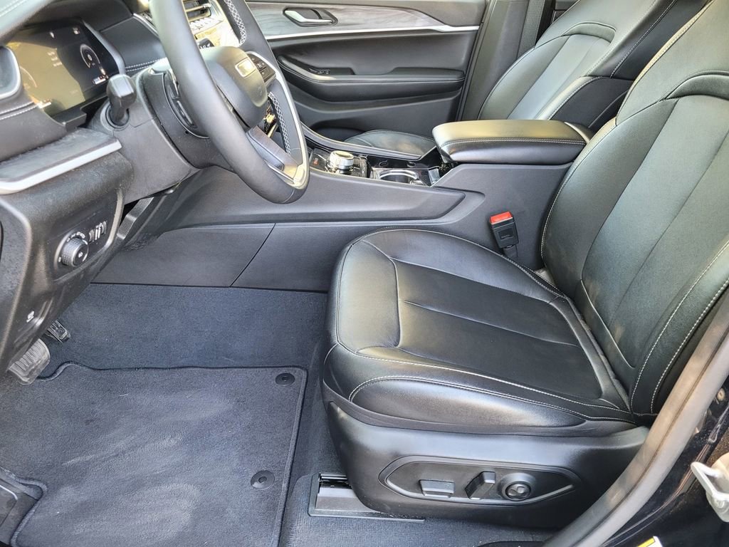 Used 2023 Jeep Grand Cherokee Limited w/ Black Appearance Package image 20