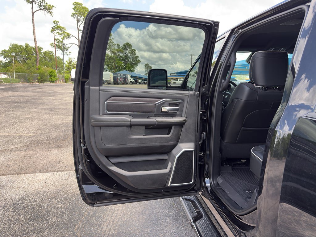 New 2026 RAM 3500 Laramie AWD/4WD image 10