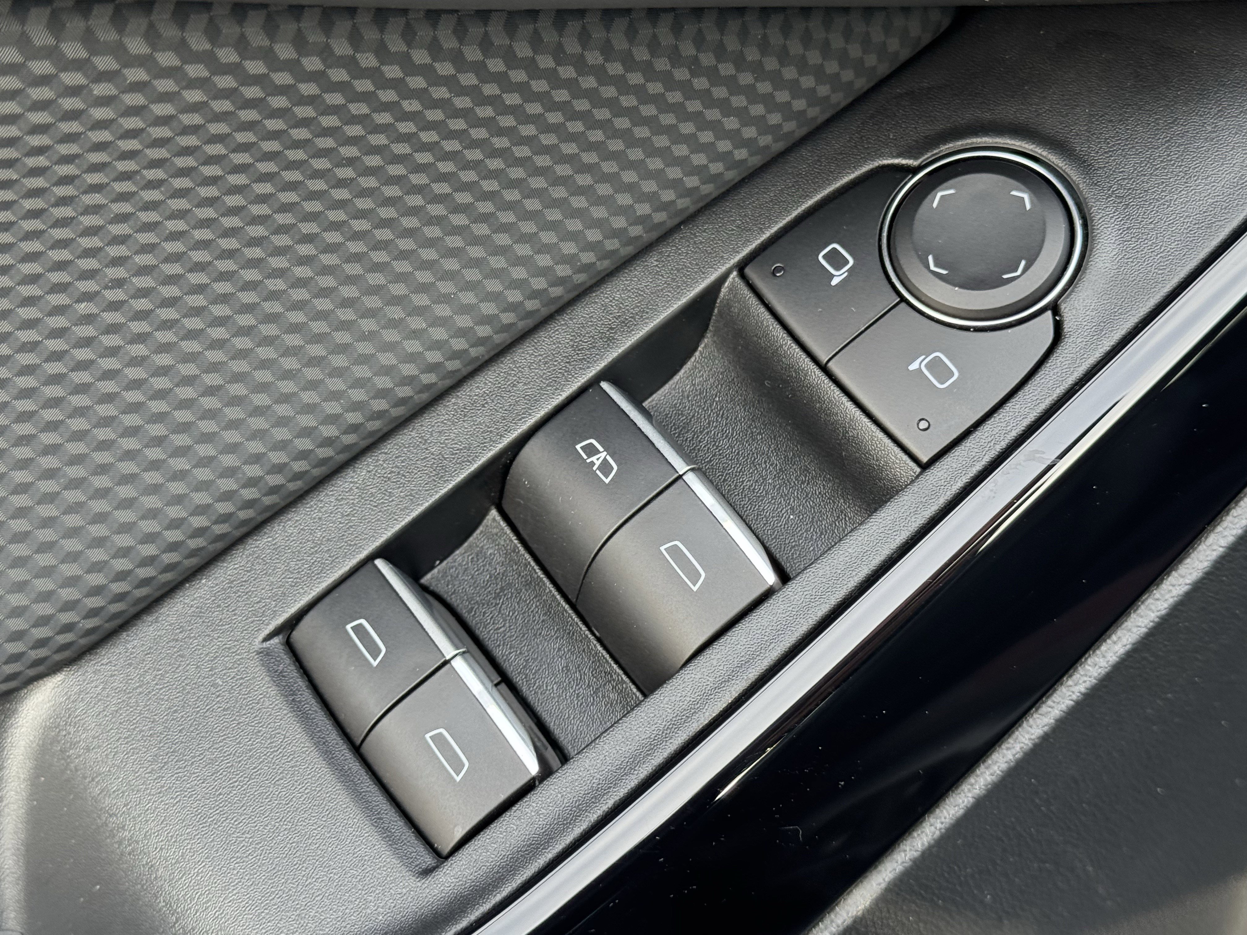 Used 2025 Chevrolet Equinox RS w/ Convenience Package III image 24