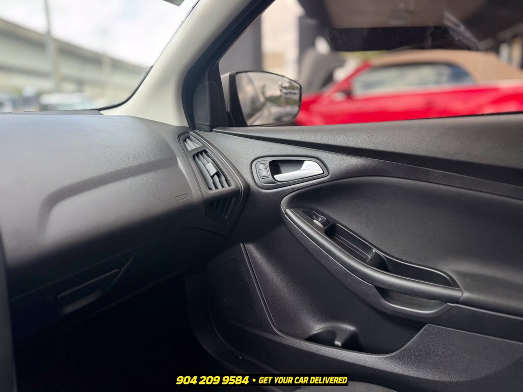 Used 2017 Ford Focus SE FWD image 11