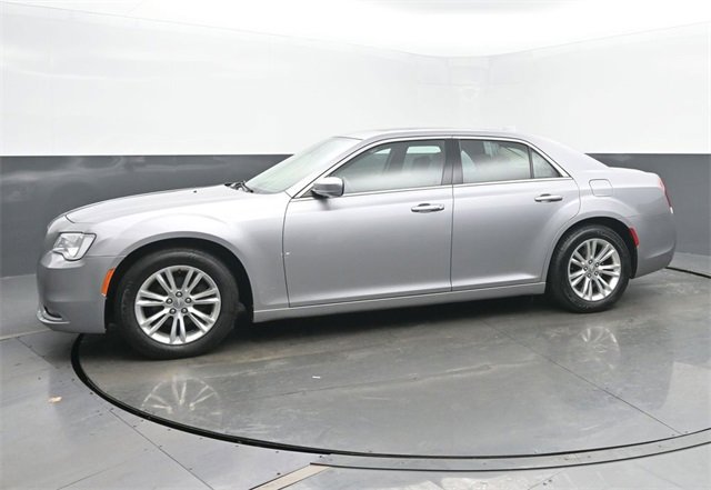 Used 2017 Chrysler 300 C image 2