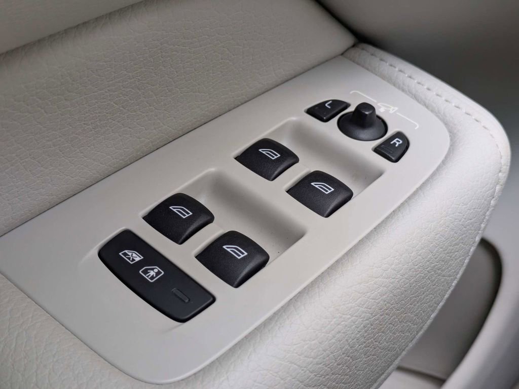 Certified 2022 Volvo XC60 B5 Momentum FWD image 30