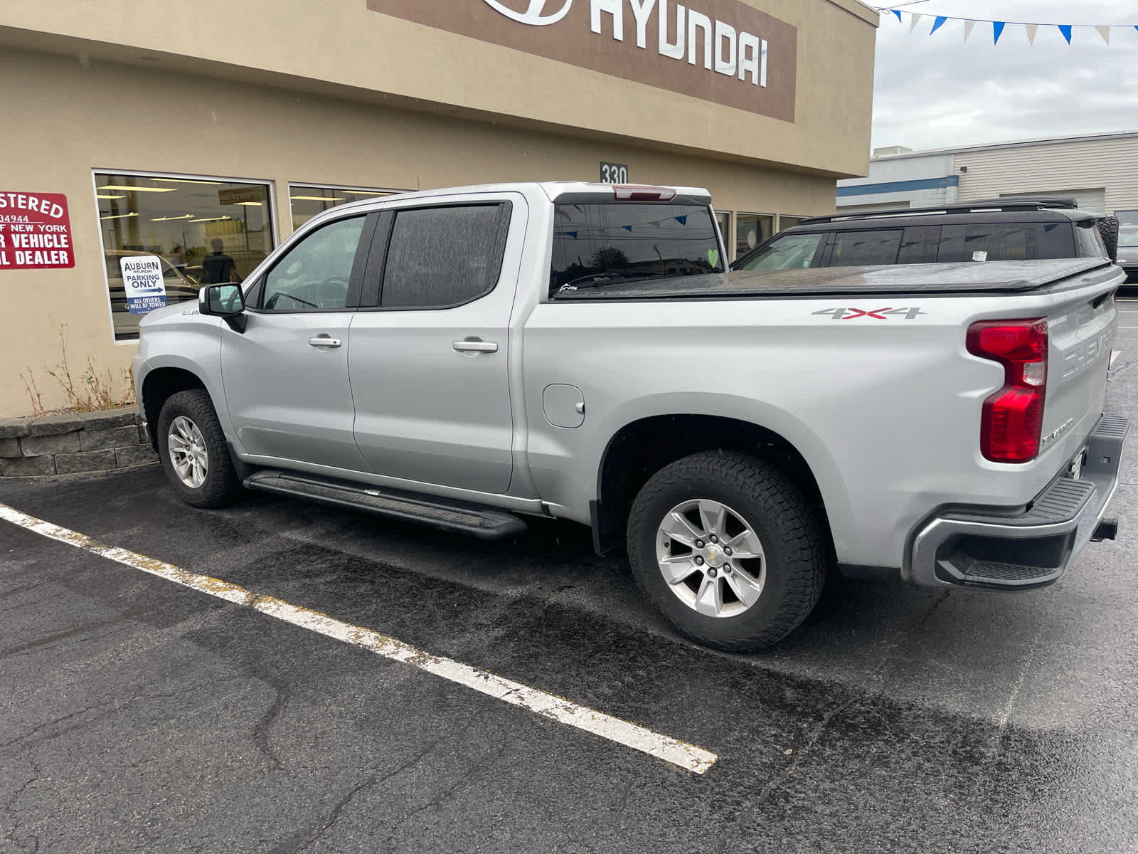 Used 2020 Chevrolet Silverado 1500 LT w/ Fleet Comfort Package AWD/4WD image 3