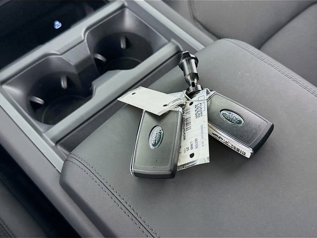 Used 2025 Land Rover Defender 130 X-Dynamic SE AWD/4WD image 17