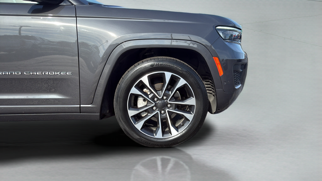 Used 2022 Jeep Grand Cherokee Overland w/ Luxury Tech Group IV AWD/4WD image 34