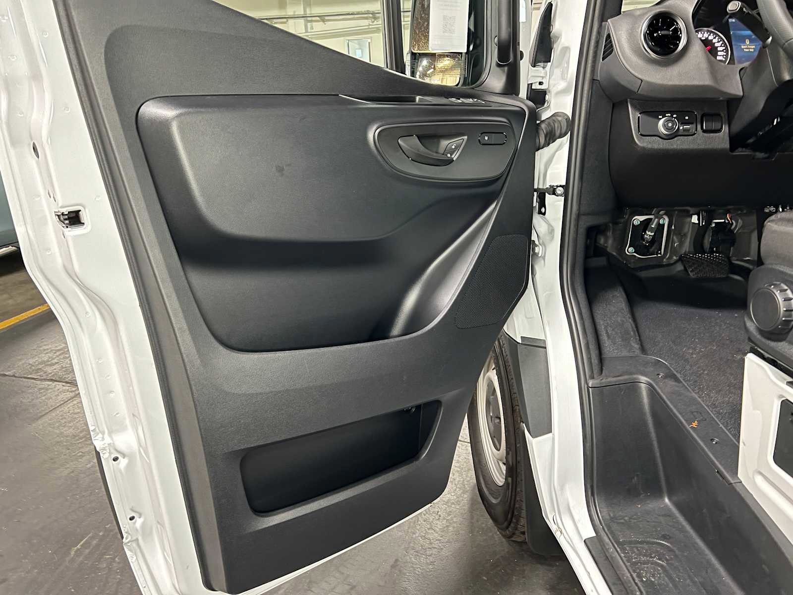 Used 2025 Mercedes-Benz Sprinter 2500 image 20