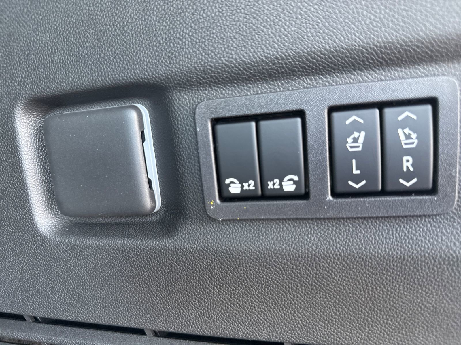 New 2026 GMC Yukon XL Denali w/ Sun & Power Step Package image 20