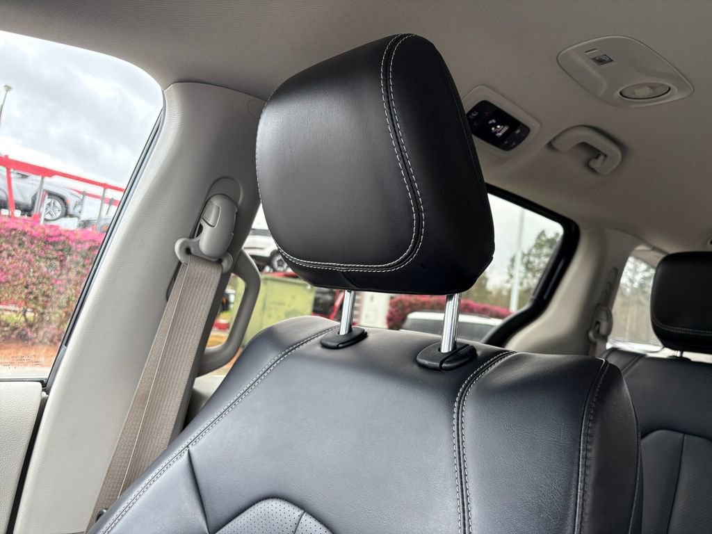 Used 2024 Chrysler Pacifica Select image 16