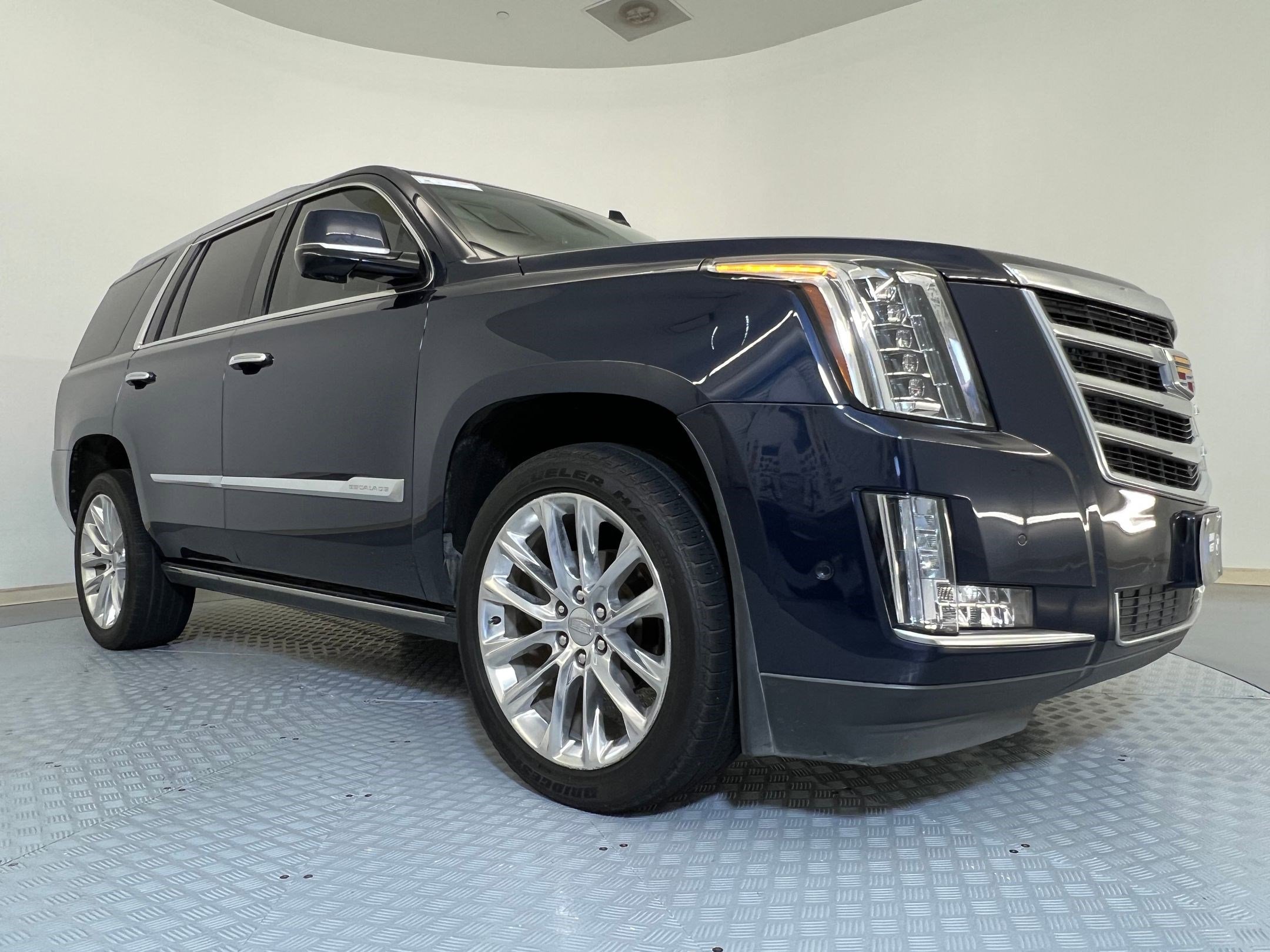 Used 2018 Cadillac Escalade Premium Luxury image 6