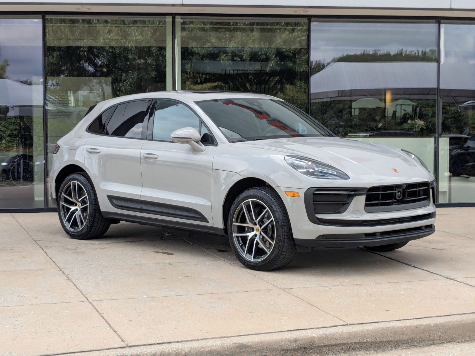 Certified 2025 Porsche Macan image 7