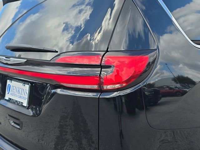 Used 2024 Chrysler Pacifica Touring-L FWD image 14