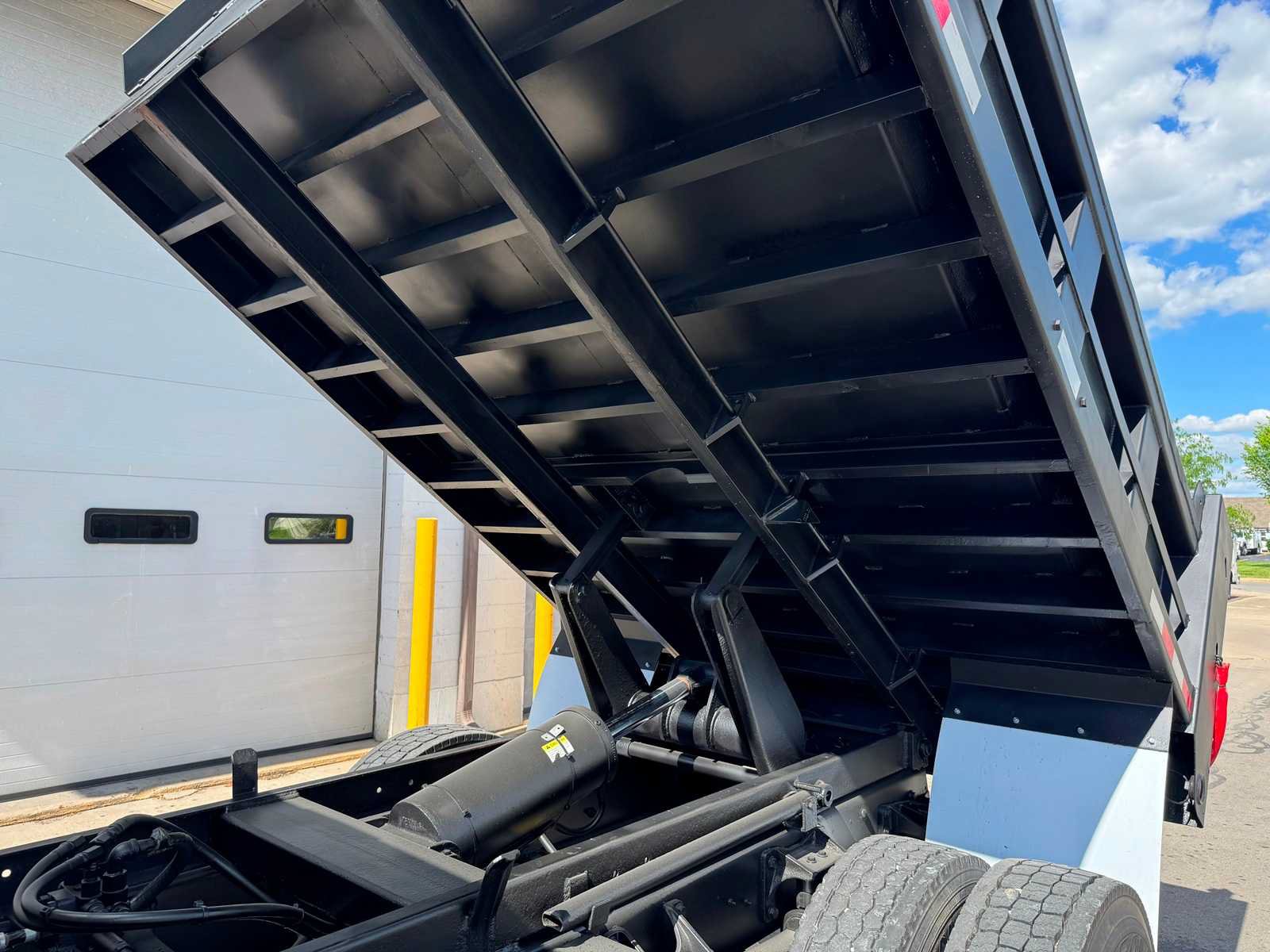 Used 2015 Ford F750 2WD Regular Cab Super Duty image 7