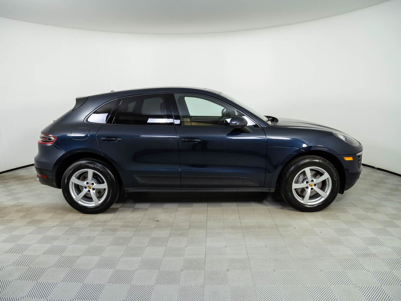 Used 2018 Porsche Macan AWD/4WD image 25