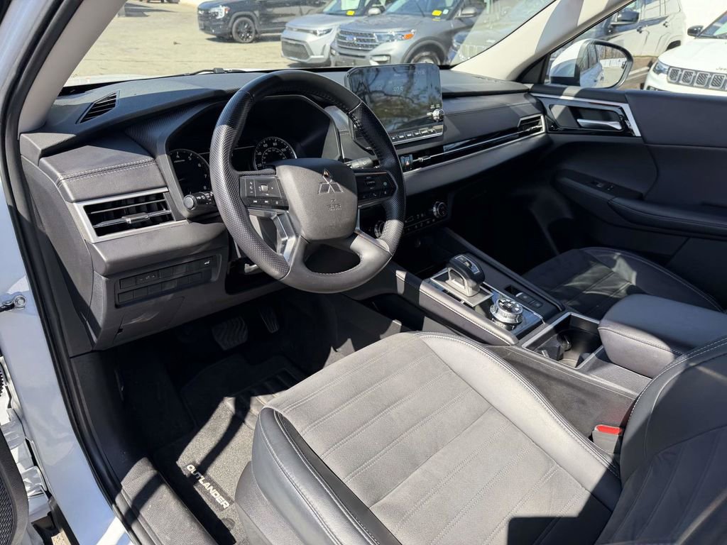 Used 2024 Mitsubishi Outlander SE image 16
