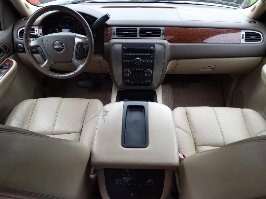Used 2008 GMC Yukon XL SLT w/ SLT Preferred Equipment Group AWD/4WD image 8