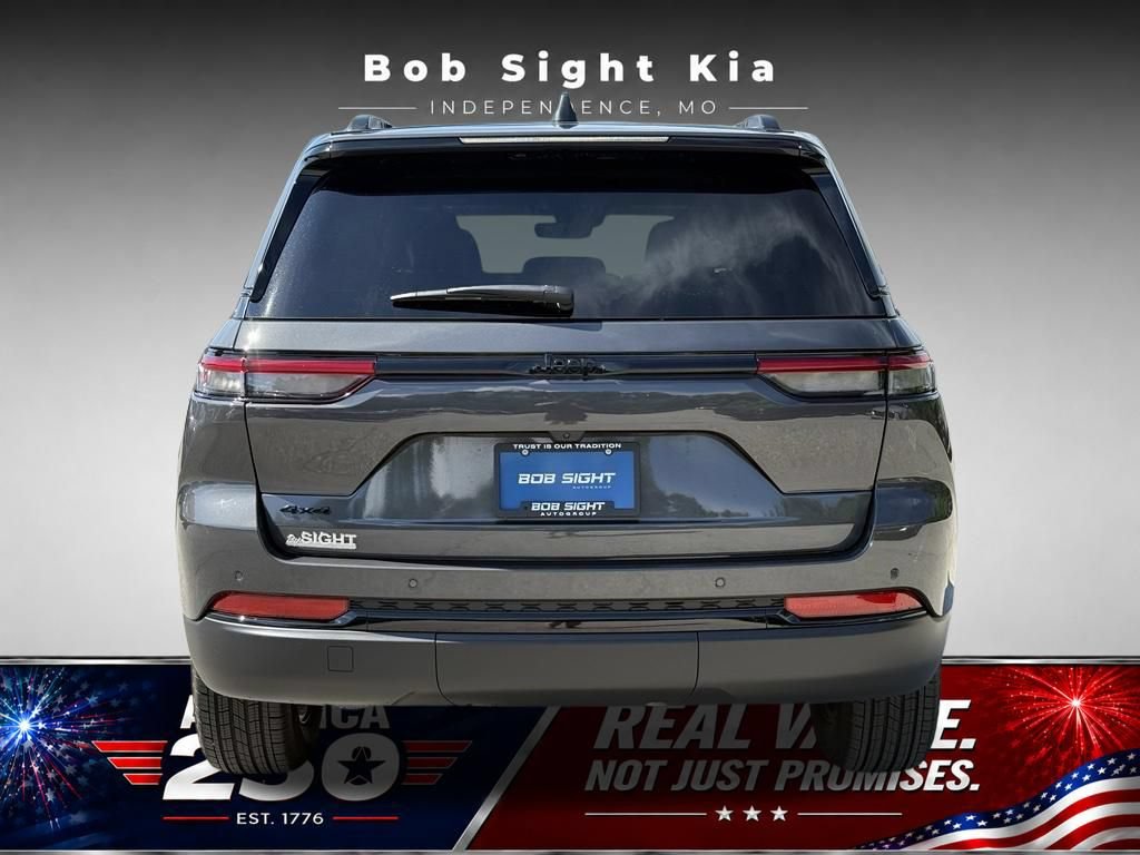 Used 2025 Jeep Grand Cherokee 4WD image 12