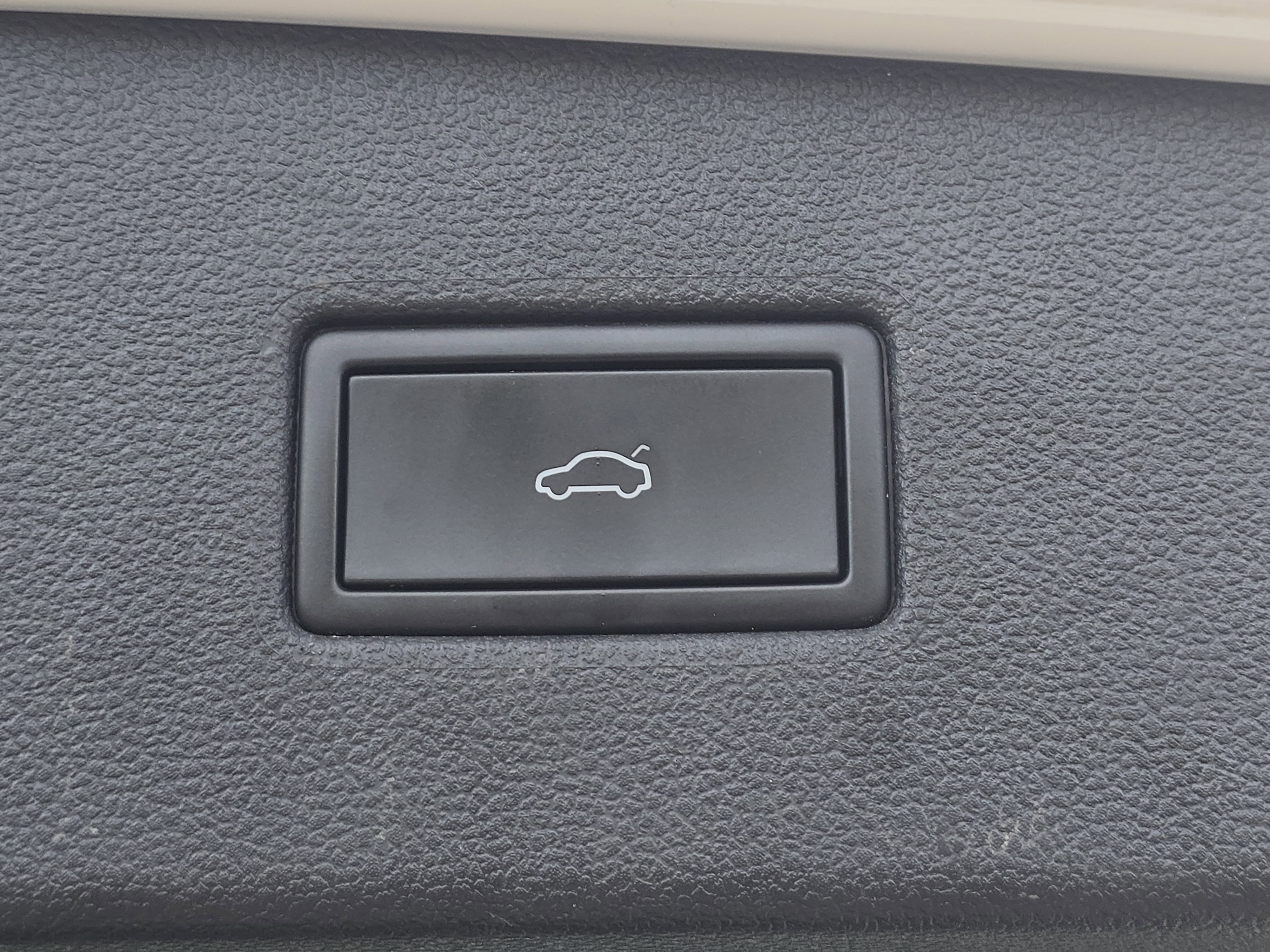 Used 2022 Volkswagen Tiguan SE image 16