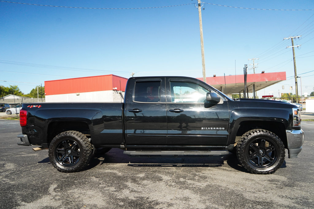 Used 2018 Chevrolet Silverado 1500 LT w/ All Star Edition AWD/4WD image 2