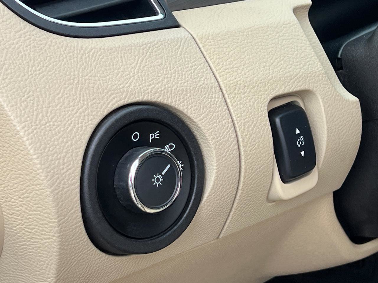 Used 2017 Ford Taurus SEL FWD image 17