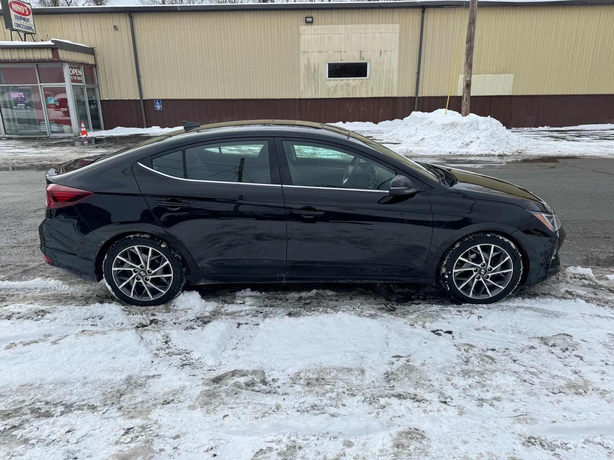 Used 2019 Hyundai Elantra Limited w/ Ultimate Package 02 FWD image 4