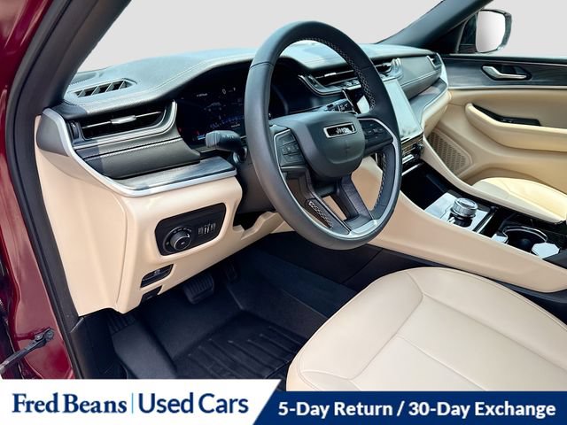 Used 2023 Jeep Grand Cherokee Limited w/ Black Appearance Package AWD/4WD image 11