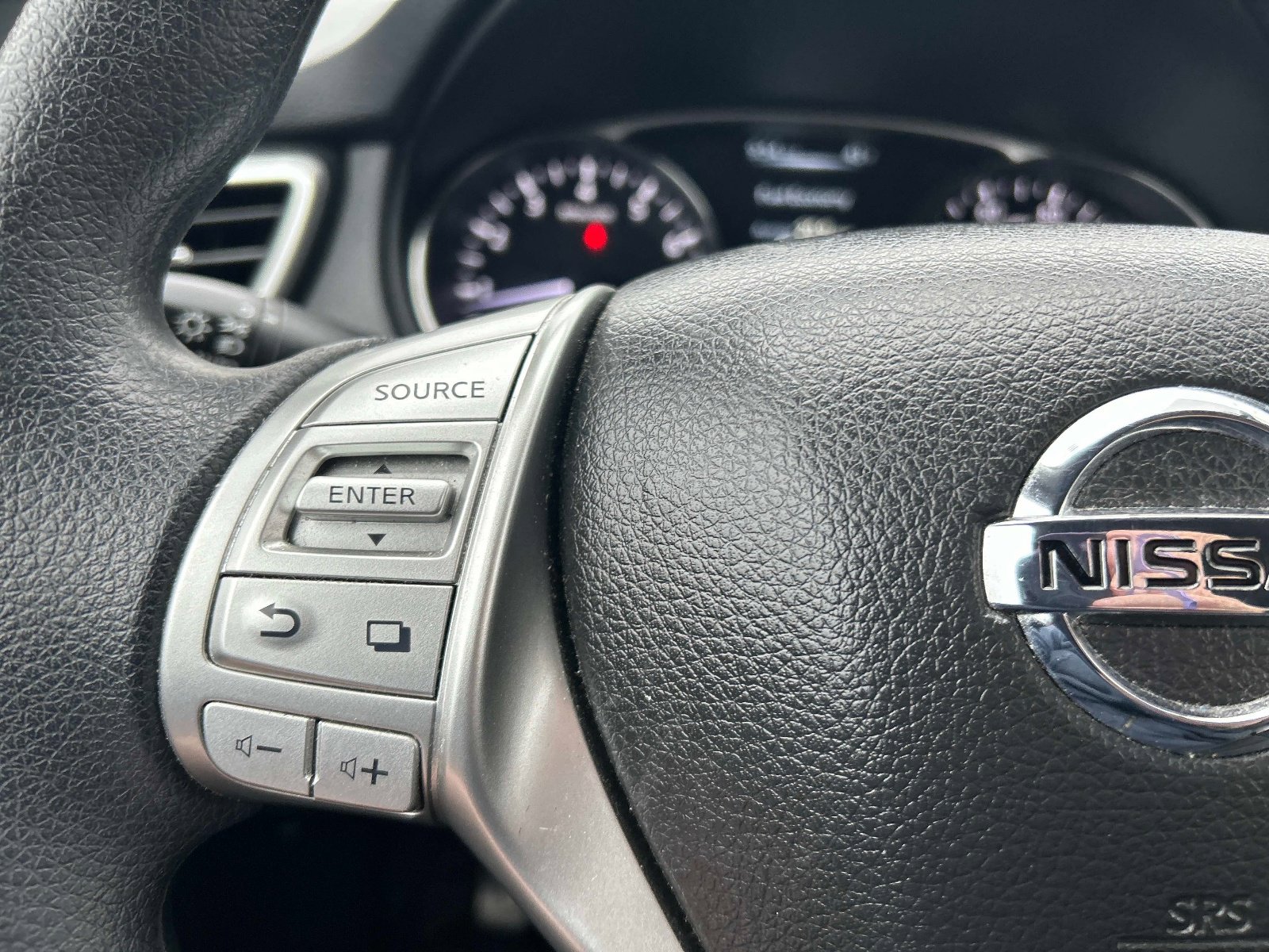 Used 2015 Nissan Rogue SV image 23