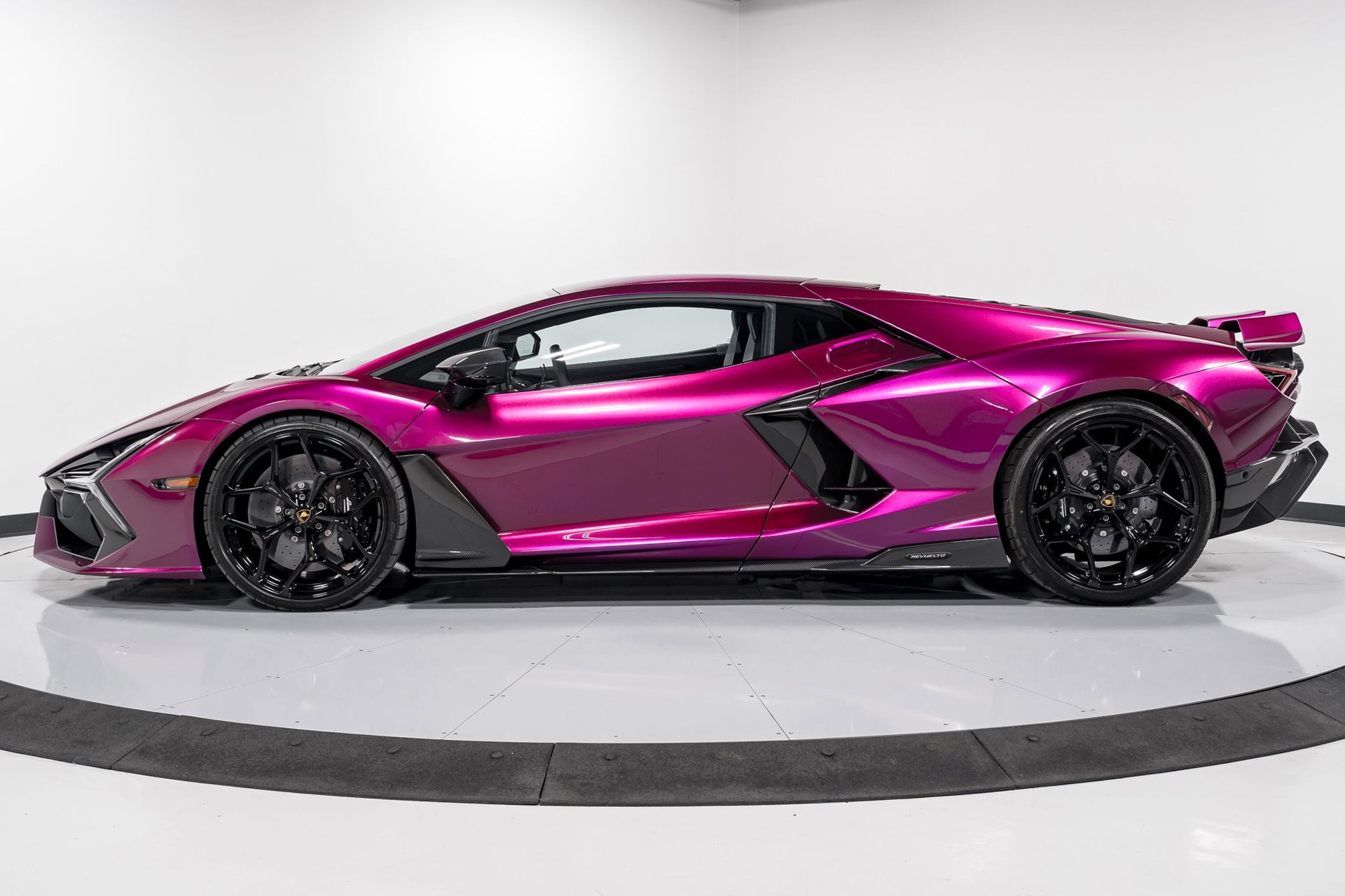Used 2024 Lamborghini Revuelto image 6