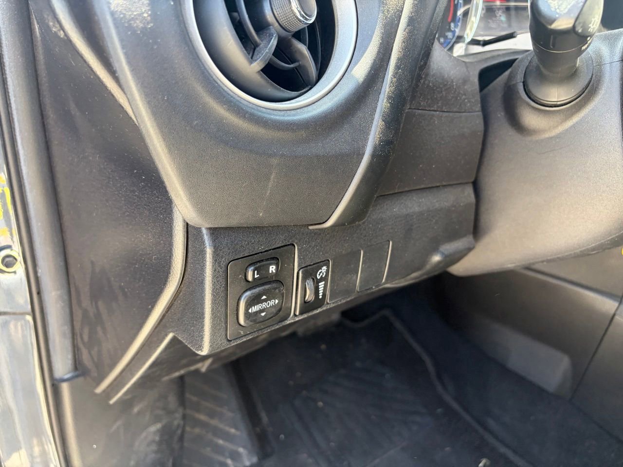 Used 2018 Toyota Corolla LE FWD image 6