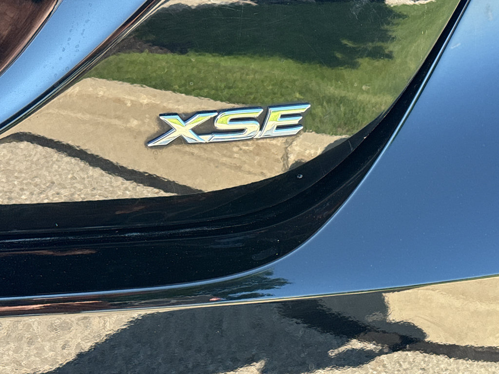 Used 2022 Toyota Camry XSE FWD image 9