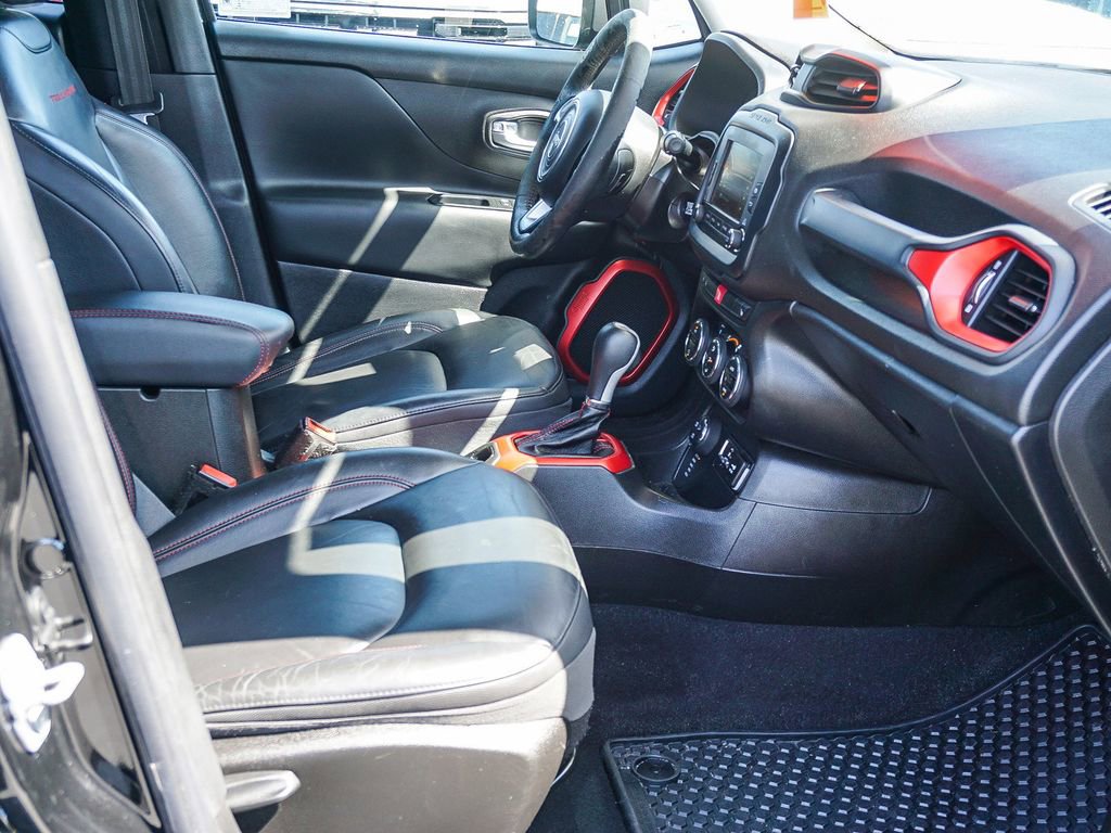 Used 2017 Jeep Renegade Trailhawk w/ Premium Trailhawk Package AWD/4WD image 12