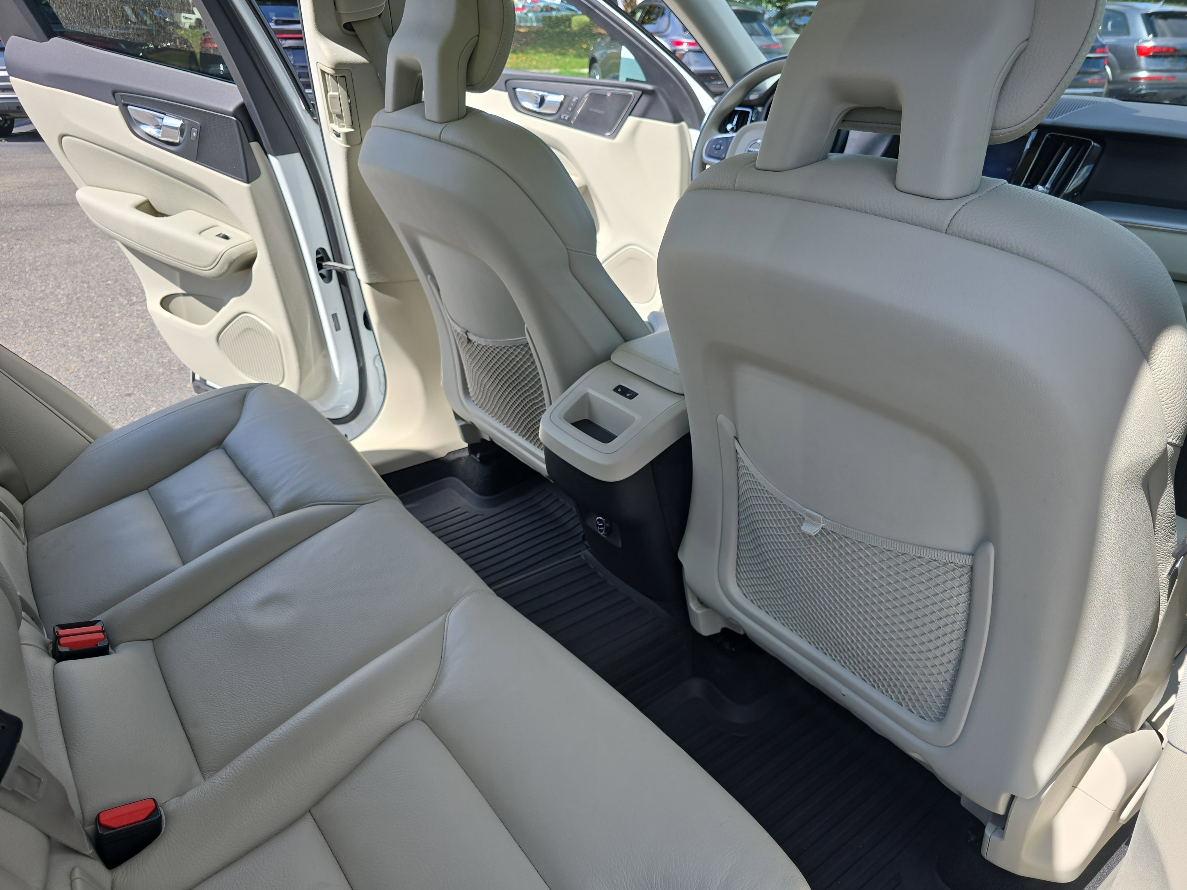 Used 2019 Volvo XC60 T5 Momentum w/ Multimedia Package AWD/4WD image 11