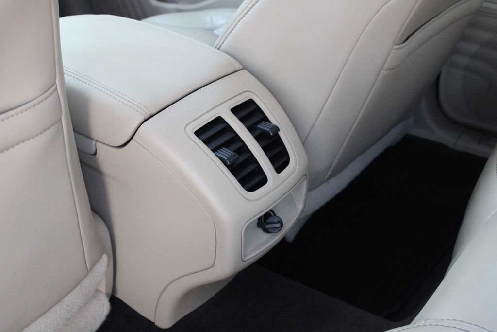 Used 2013 Ford Taurus SEL FWD image 20