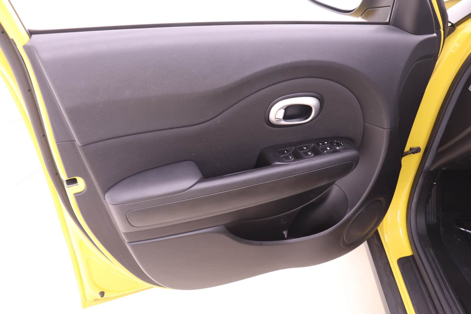 Used 2015 Kia Soul + image 9