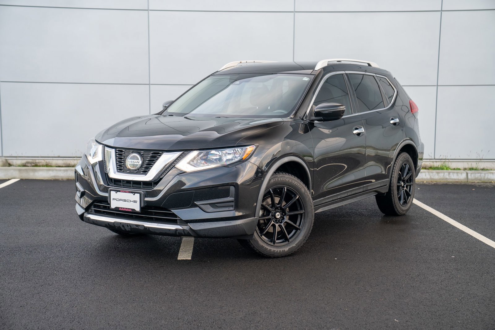 Used 2019 Nissan Rogue SV image 1