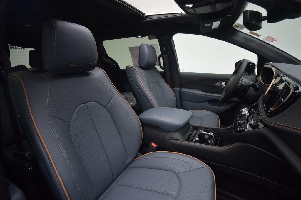 New 2027 Chrysler Pacifica Pinnacle FWD image 17