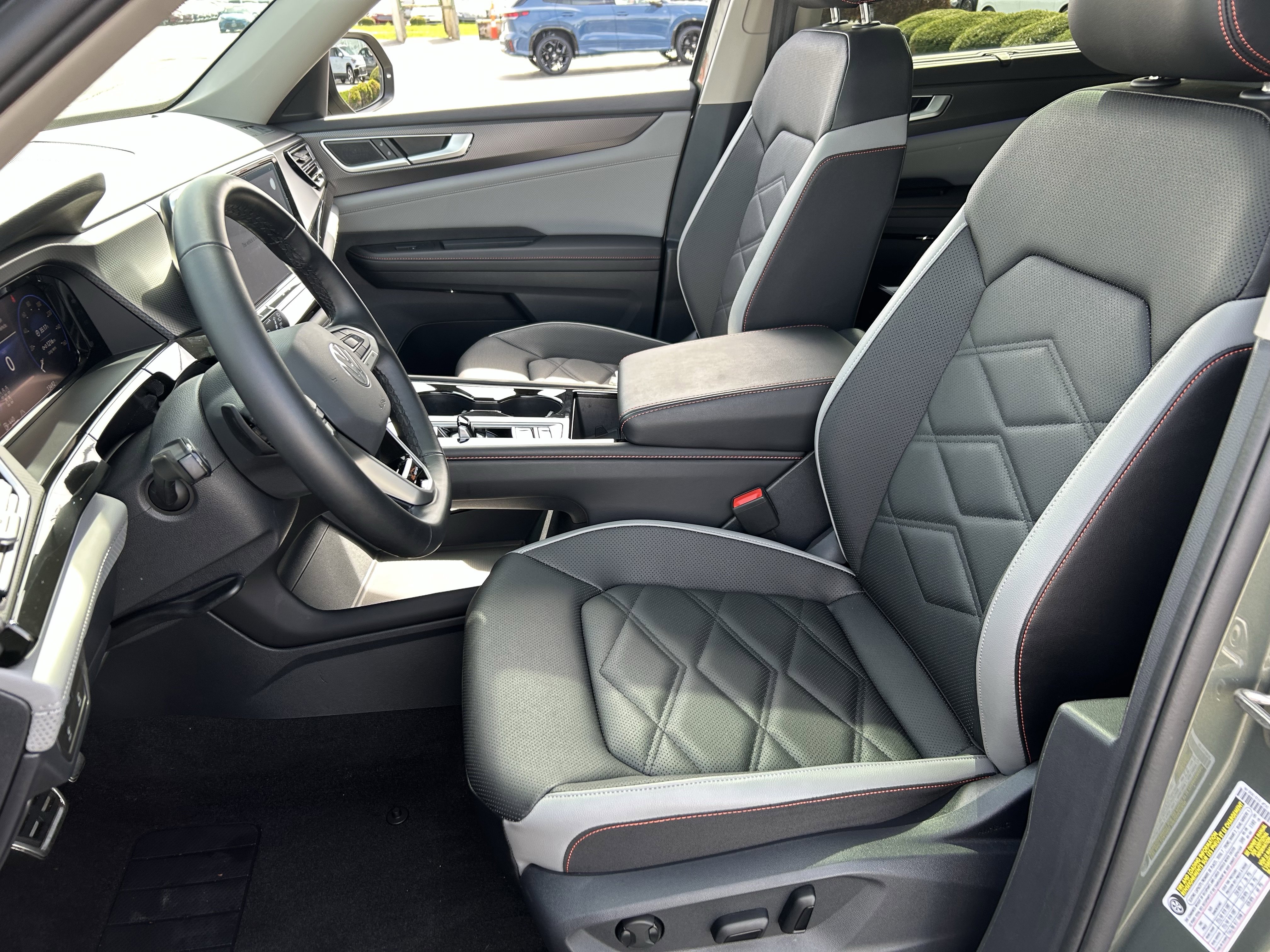 Certified 2025 Volkswagen Atlas Peak Edition SE AWD/4WD image 22