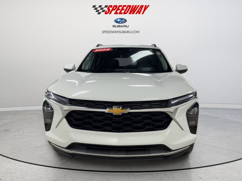 Used 2025 Chevrolet Trax LT w/ LT Convenience Package image 2