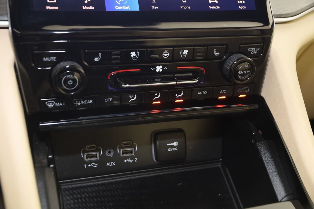 Used 2023 Jeep Grand Cherokee Limited w/ Luxury Tech Group II AWD/4WD image 29
