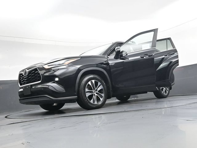 Used 2023 Toyota Highlander XLE AWD/4WD image 43
