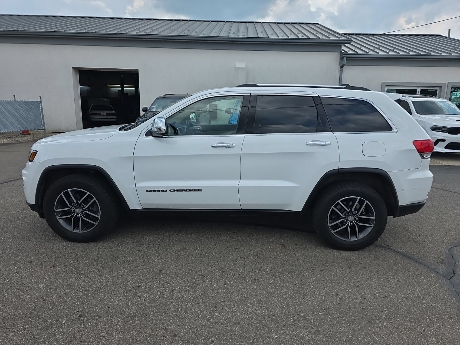 Used 2017 Jeep Grand Cherokee Limited w/ Luxury Group II AWD/4WD image 6