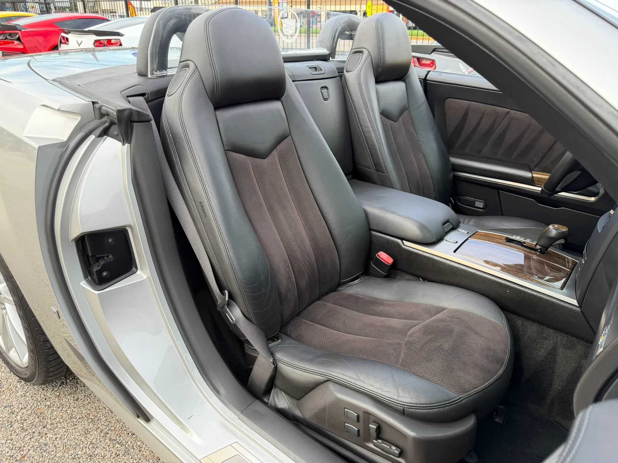 Used 2007 Cadillac XLR V RWD image 24
