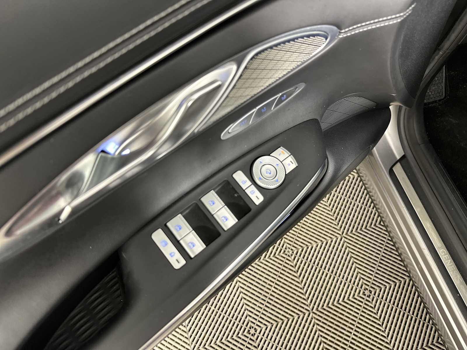Used 2022 Genesis GV70 2.5T w/ Sport Prestige Package image 17