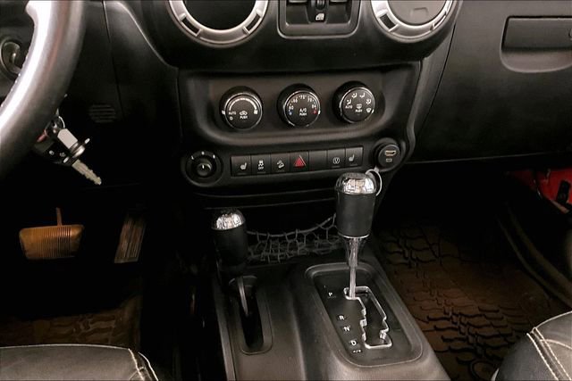 Used 2015 Jeep Wrangler Unlimited Sahara w/ Connectivity Group image 9