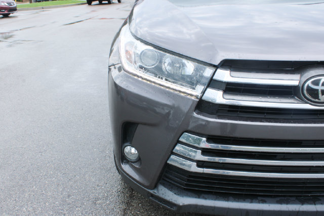 Used 2017 Toyota Highlander Limited AWD/4WD image 40