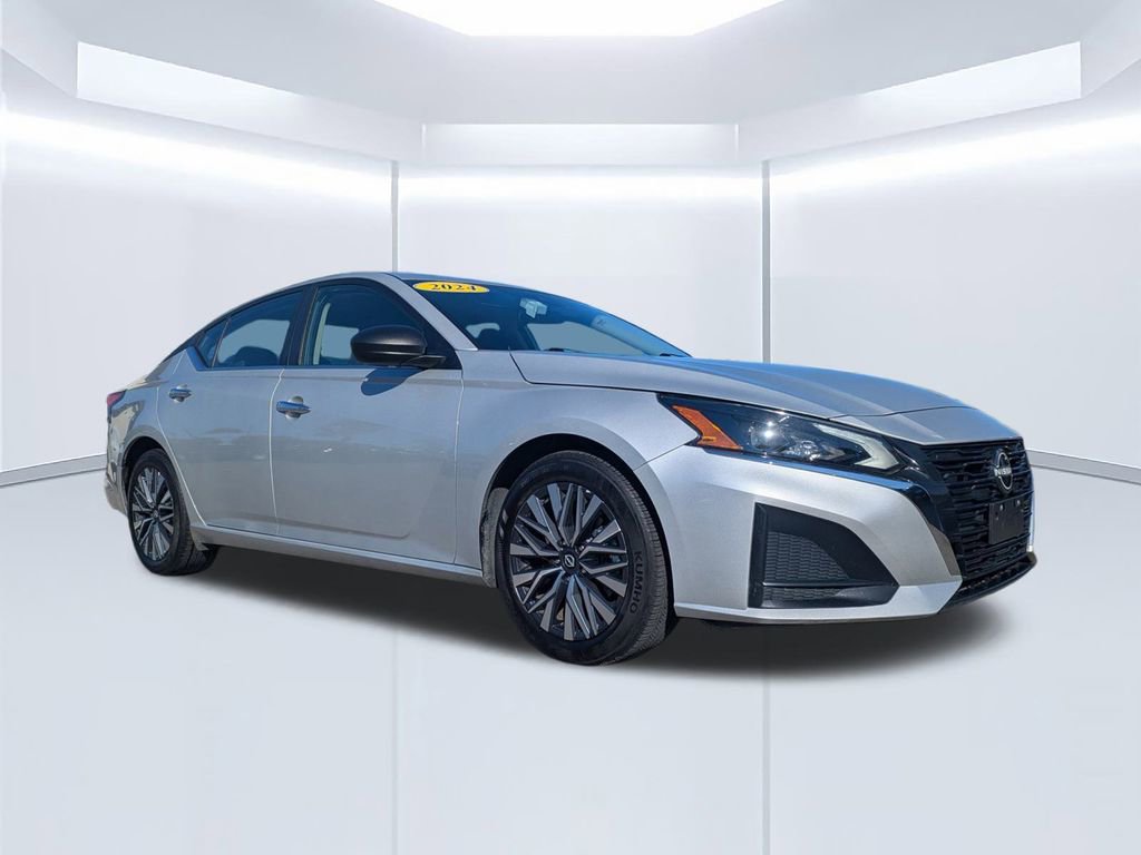 Used 2024 Nissan Altima 2.5 SV image 2