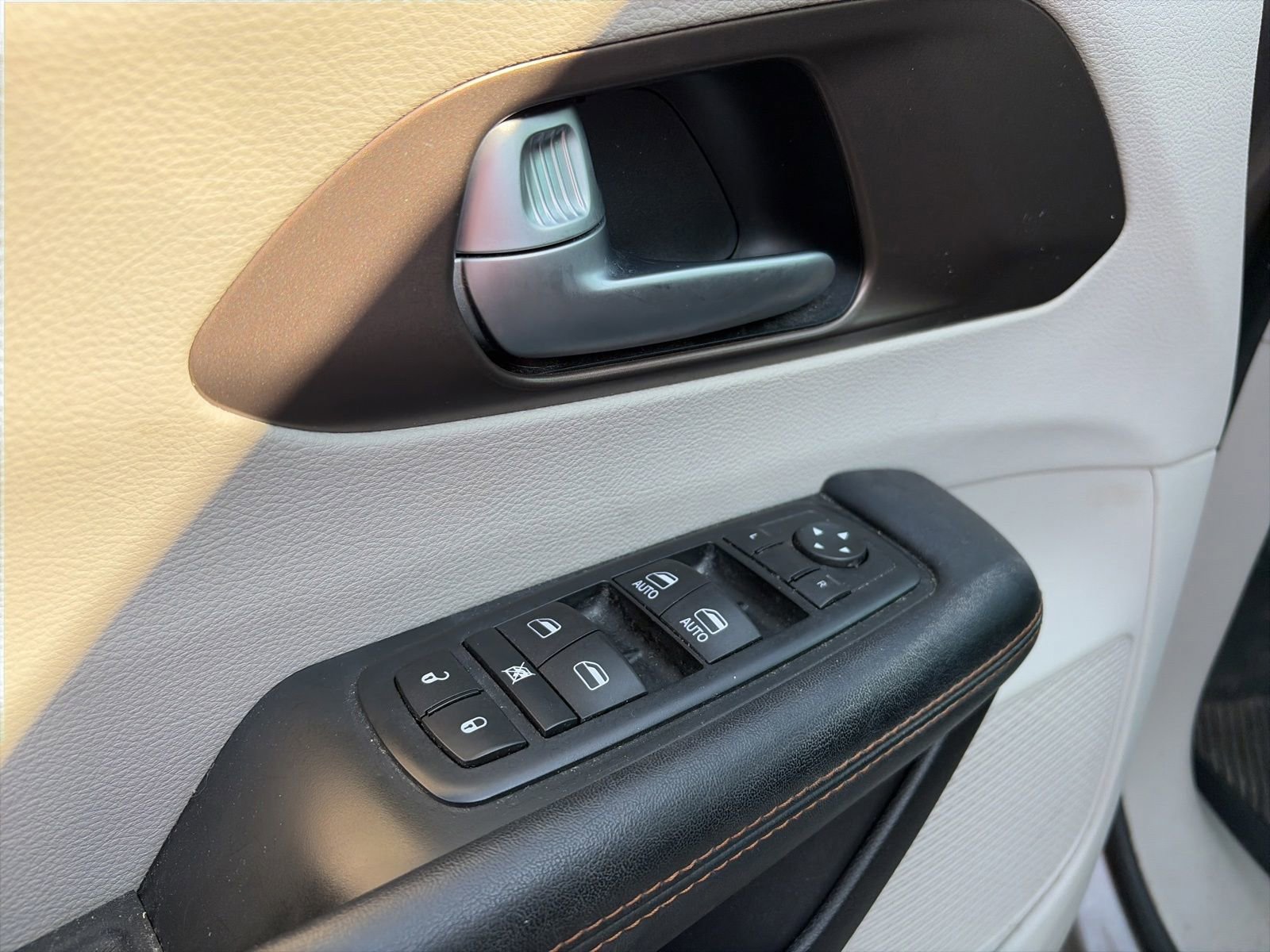 Used 2017 Chrysler Pacifica Touring FWD image 11
