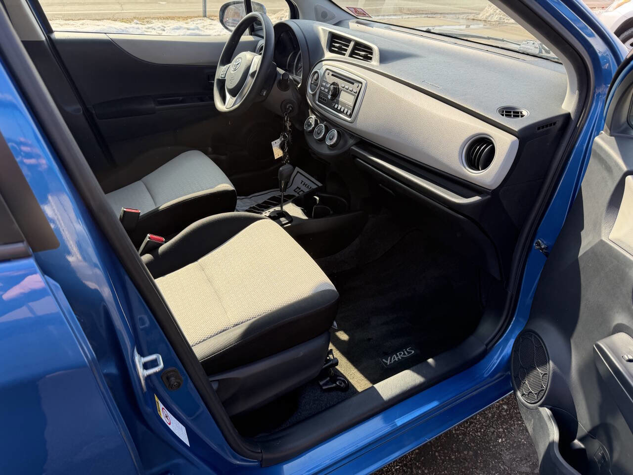 Used 2012 Toyota Yaris LE image 31