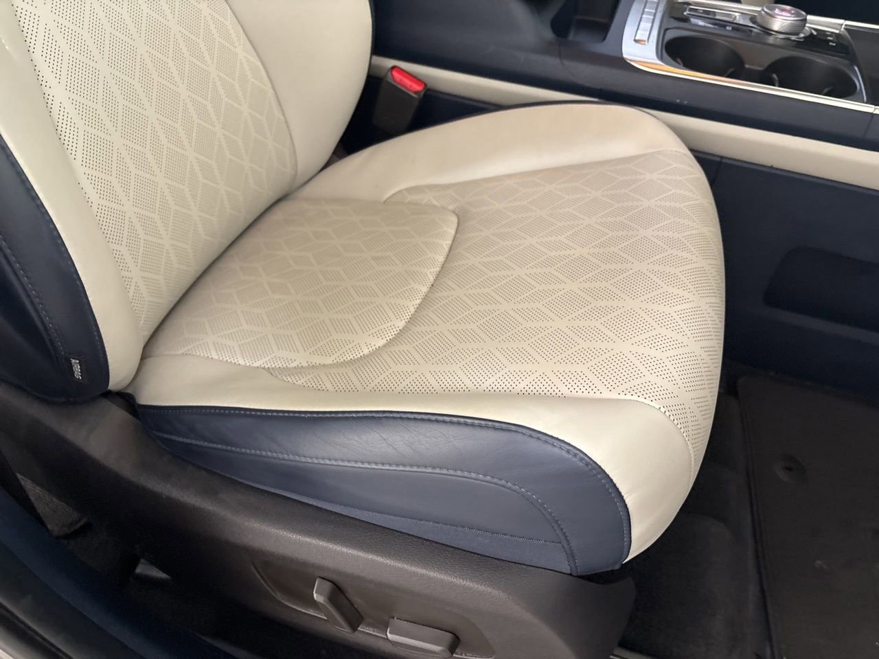 Used 2025 Kia Carnival EX image 25